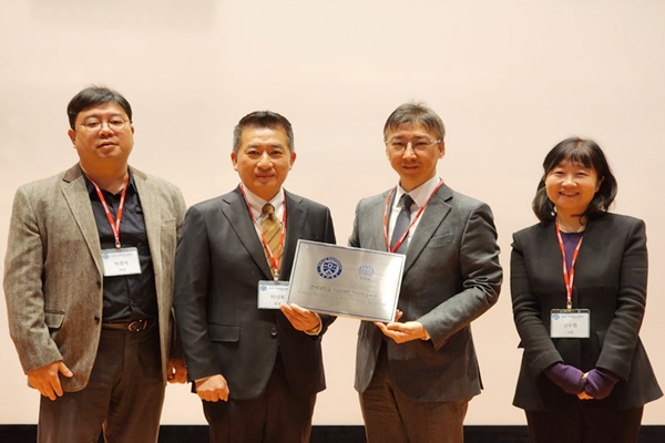 2023 연세임상강연회 개회식에서 Yonsei International Dental Academy(YIDA) 현판식 참석자들. (왼쪽부터) 연세치대 허경석 교무부학장·이정욱 동문회장·이기준 학장, 신수정 연세치의학교육원장.
