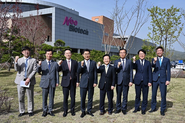김창기 국세청장(왼쪽에서 네번째)과 허영구 대표(다섯번째) 등이 네오의 힘찬 성장을 기원하며 파이팅하고 있다.